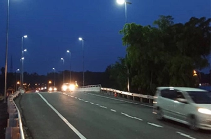 Acara malam hari: ciptakan suasana meriah dengan lampu surya jalur berubah warna